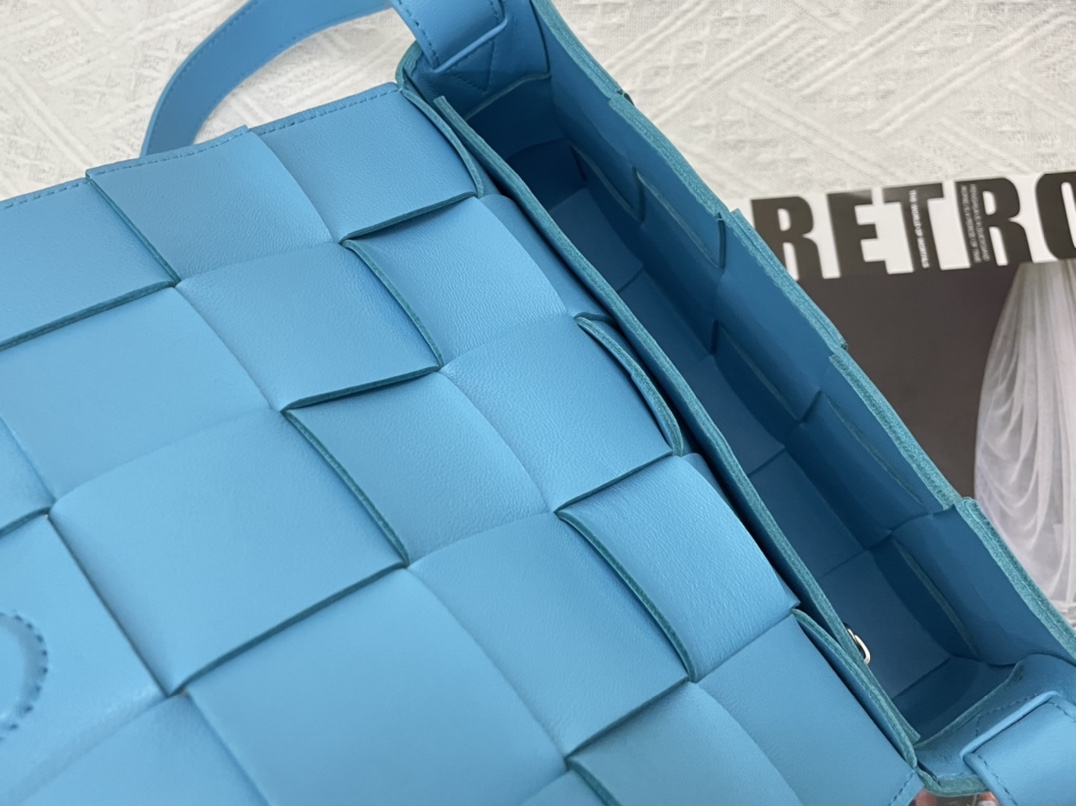 Cassette Intreccio Leather Cross-body Bag Blue